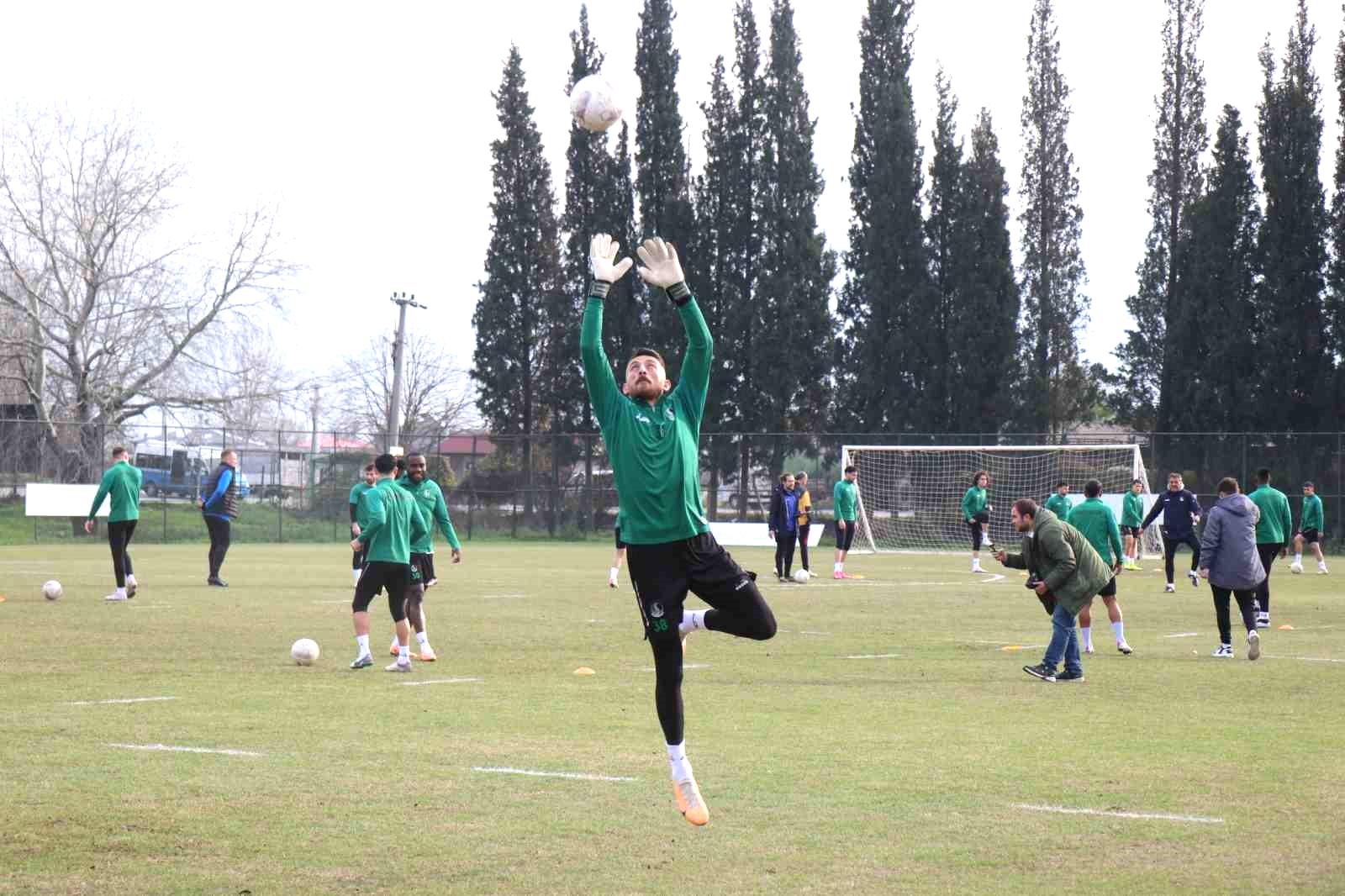 10 maçtır mağlup olmayan Sakaryaspor, ezeli rakibini yenmek için sahaya çıkacak