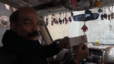 İranlı Taksicinin “Seyyar Para Müzesi” Yolcularına Keyifli Anlar Yaşatıyor