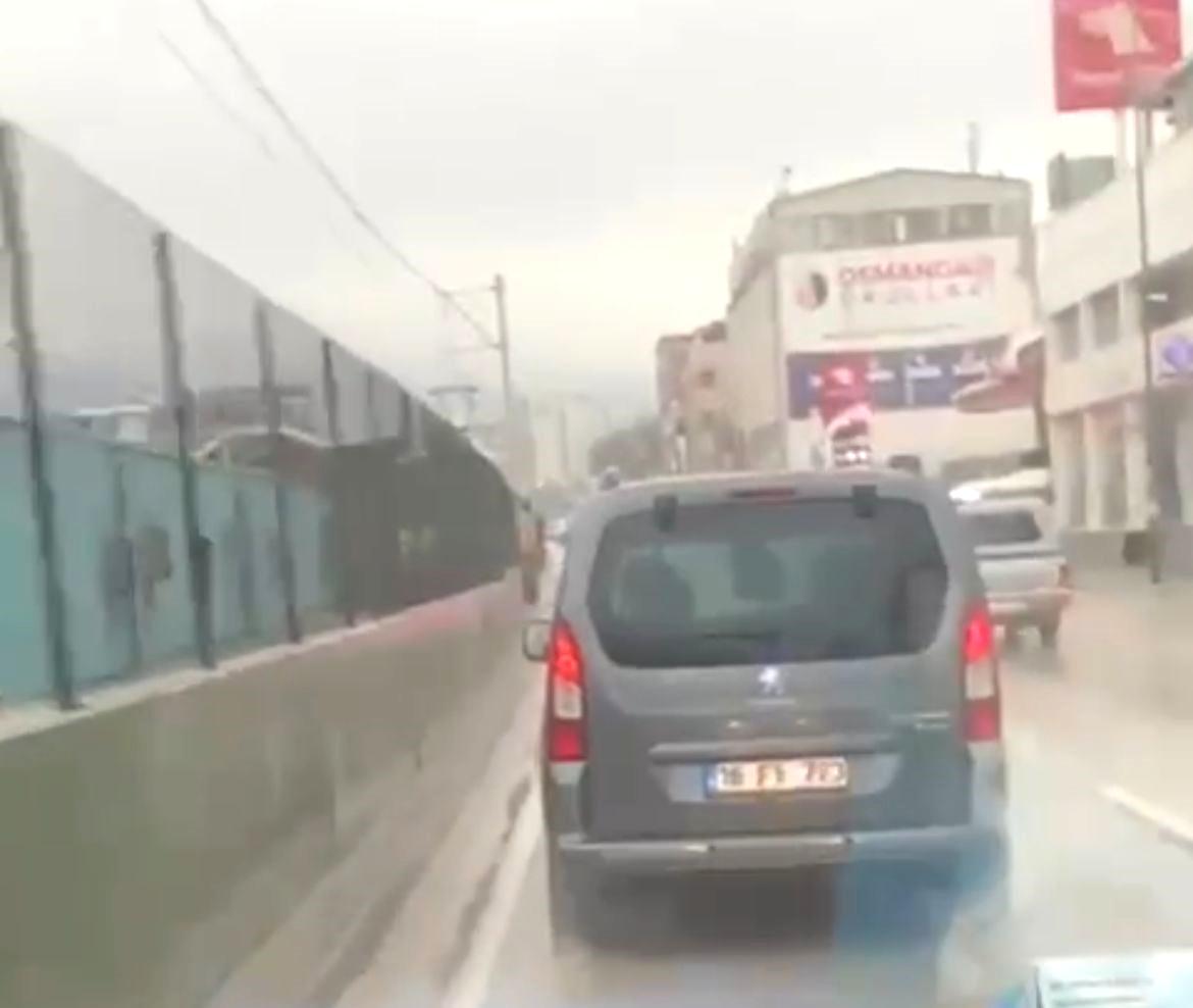 Ambulansa yol vermeyen trafik magandası kamerada