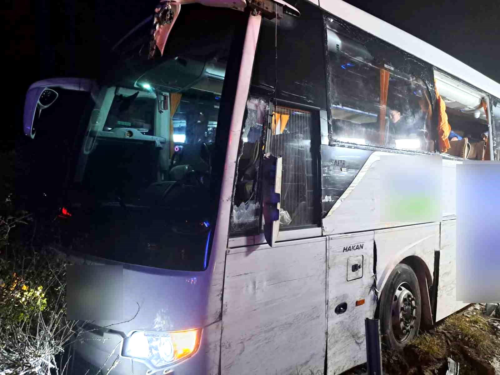 Anadolu Otoyolu’nda kamyon yolcu otobüsüne çarptı: 1’i ağır 5 yaralı