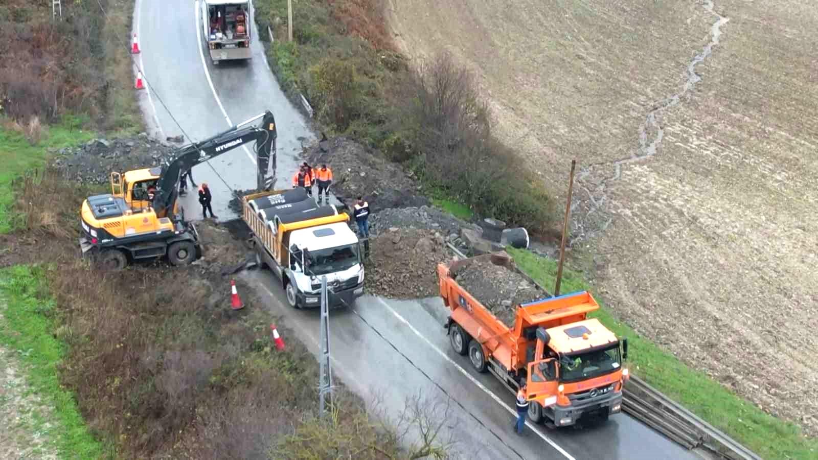 Arnavutköy’de yol çöktü