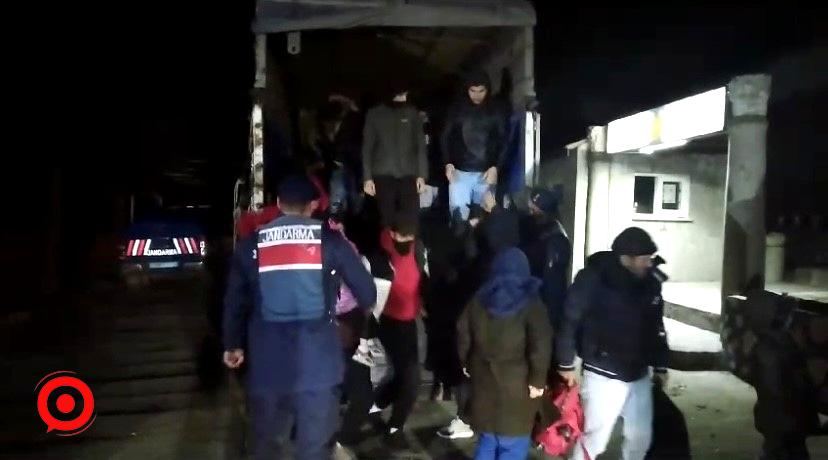 Ayvacık’ta minibüs ile kamyonet kasasından 63 kaçak göçmen çıktı, 2 organizatör yakalandı