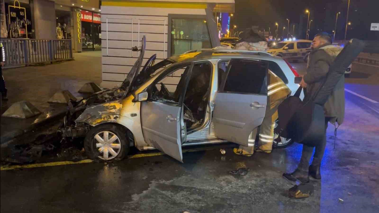 Bahçelievler’de park halindeki otomobil alev alev yandı