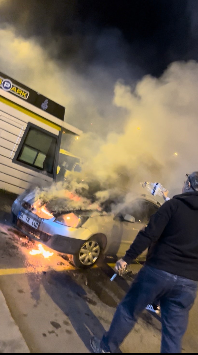 Bahçelievler’de park halindeki otomobil alev alev yandı