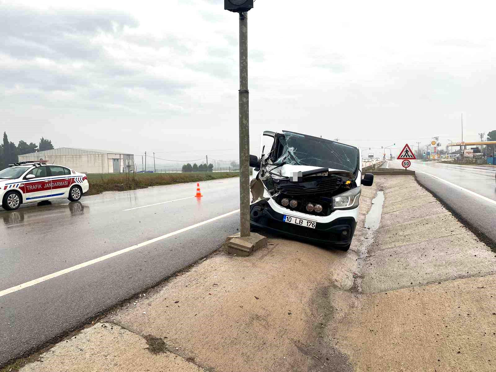 Balıkesir’de kamyonet ile tır çarpıştı: 1 yaralı