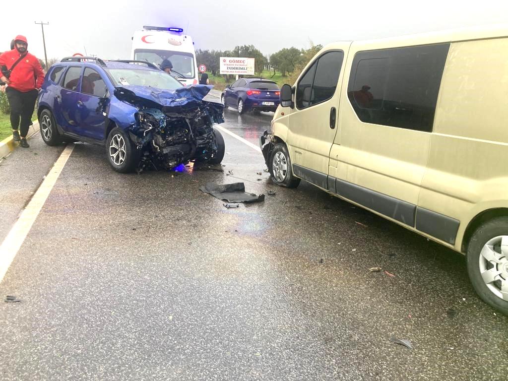 Balıkesir’de ters yönden gelip refüjü aşan araç dehşet saçtı: 8 yaralı