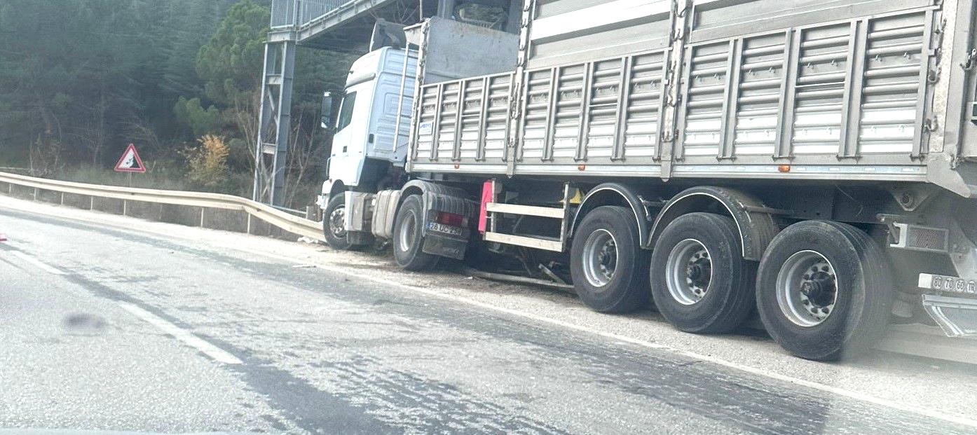 Bilecik’te kontrolden çıkan tır az kalsın üst geçidi yıkıyordu