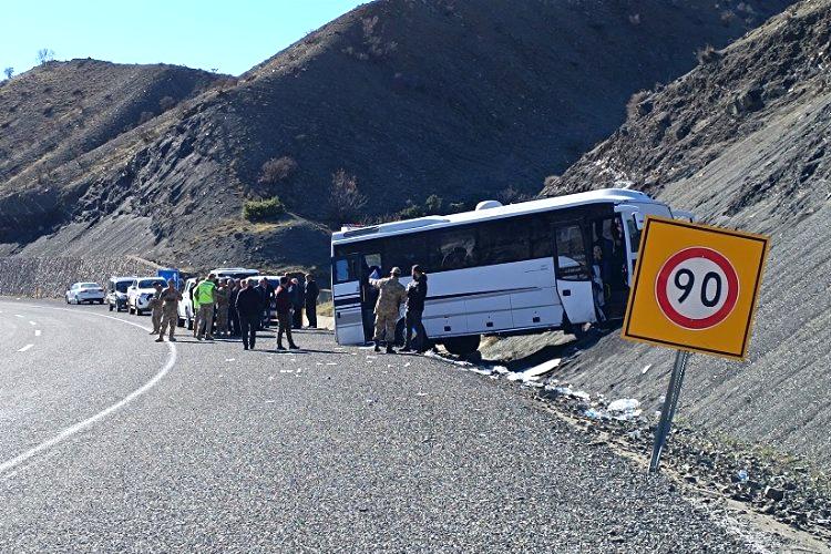 Bingöl’de midibüsün yoldan çıktığı