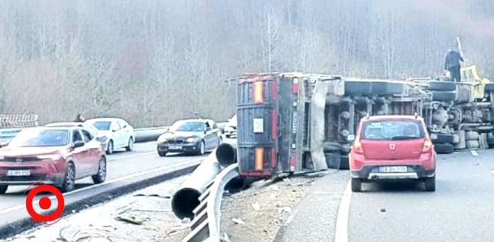 Bursa’da boru yüklü tır devrildi: 1 yaralı