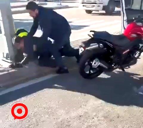 Bursa’da yol kavgası kamerada...Motosiklet sürücüsünü kaskıyla dövdü