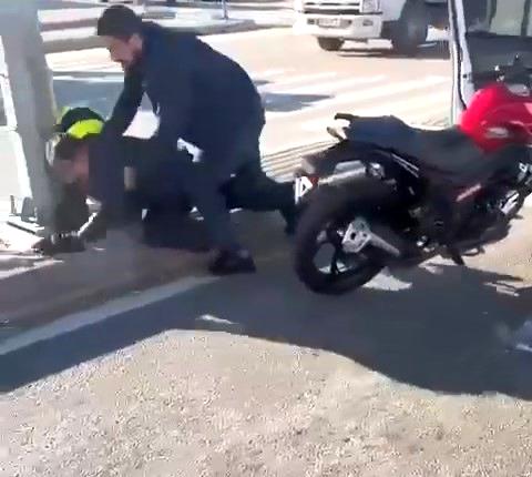 Bursa’da yol kavgası kamerada…Motosiklet sürücüsünü kaskıyla dövdü