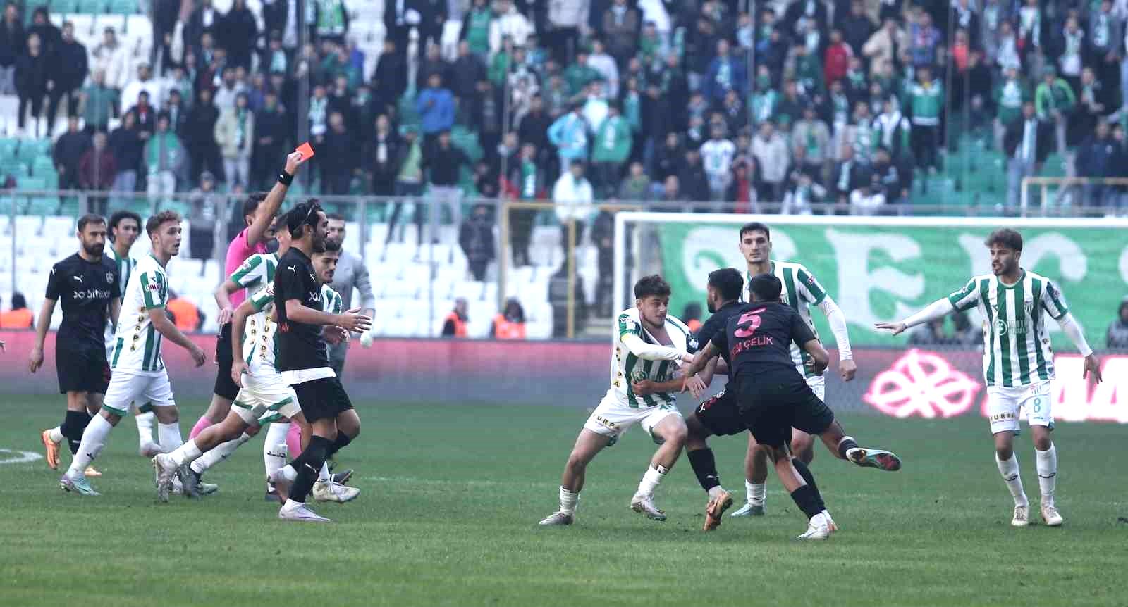 Bursaspor-Diyarbekirspor maçında ortalık karıştı – Maçın son anında 5 kırmızı kart çıktı