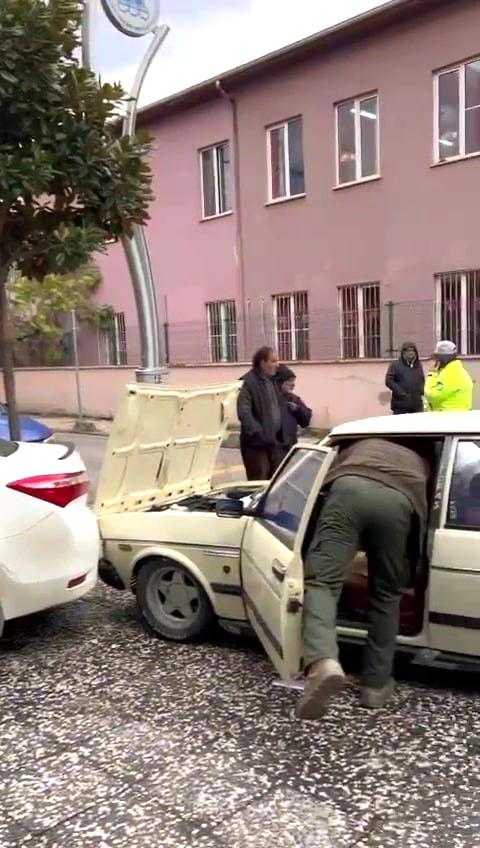 Çaldığı otomobille polisten kaçarken kaza yaptı