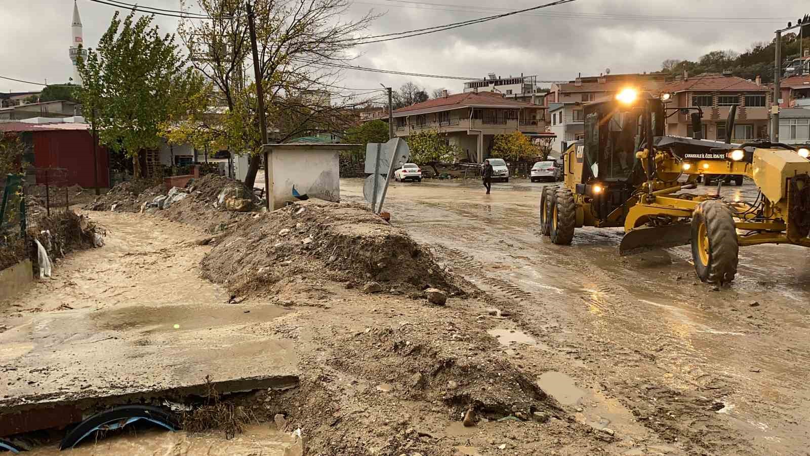 Çanakkale’de dere taştı, otomobil suya gömüldü