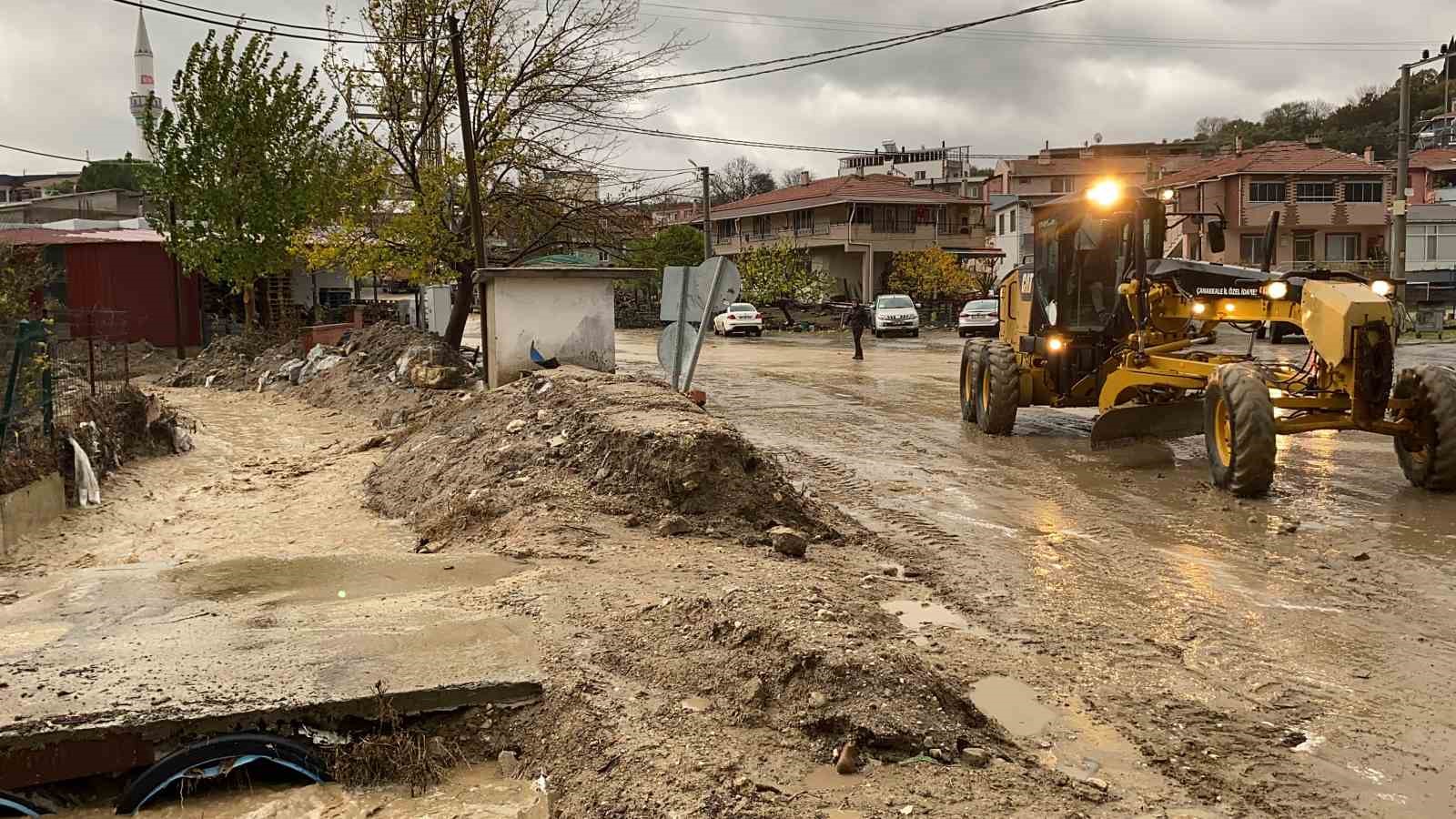 Çanakkale’de dere taştı, otomobil suya gömüldü