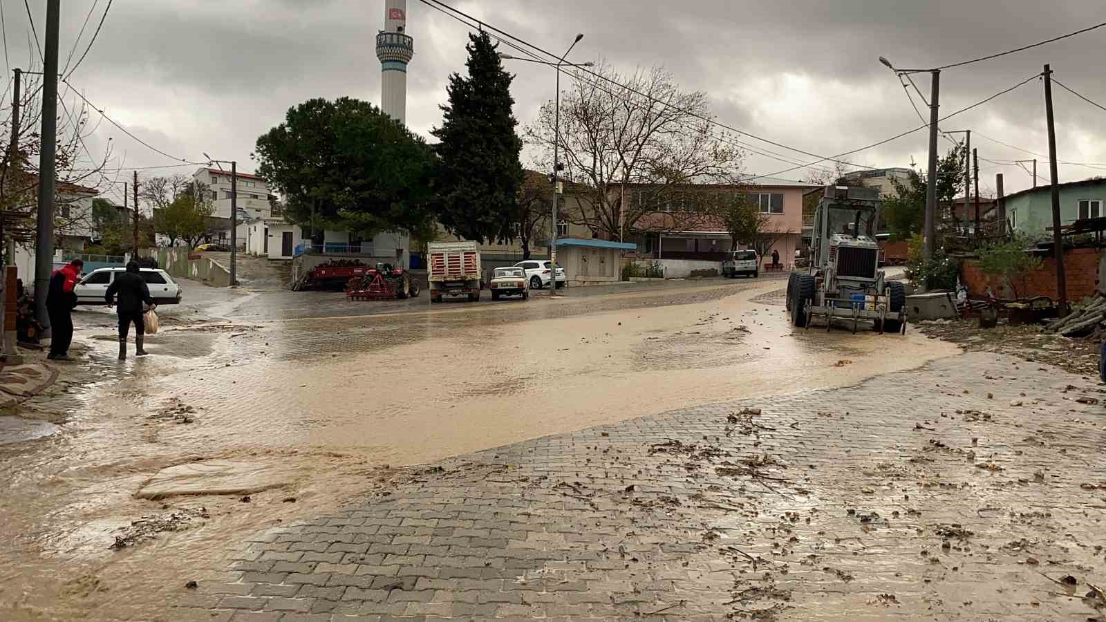 Çanakkale’de dere taştı, otomobil suya gömüldü