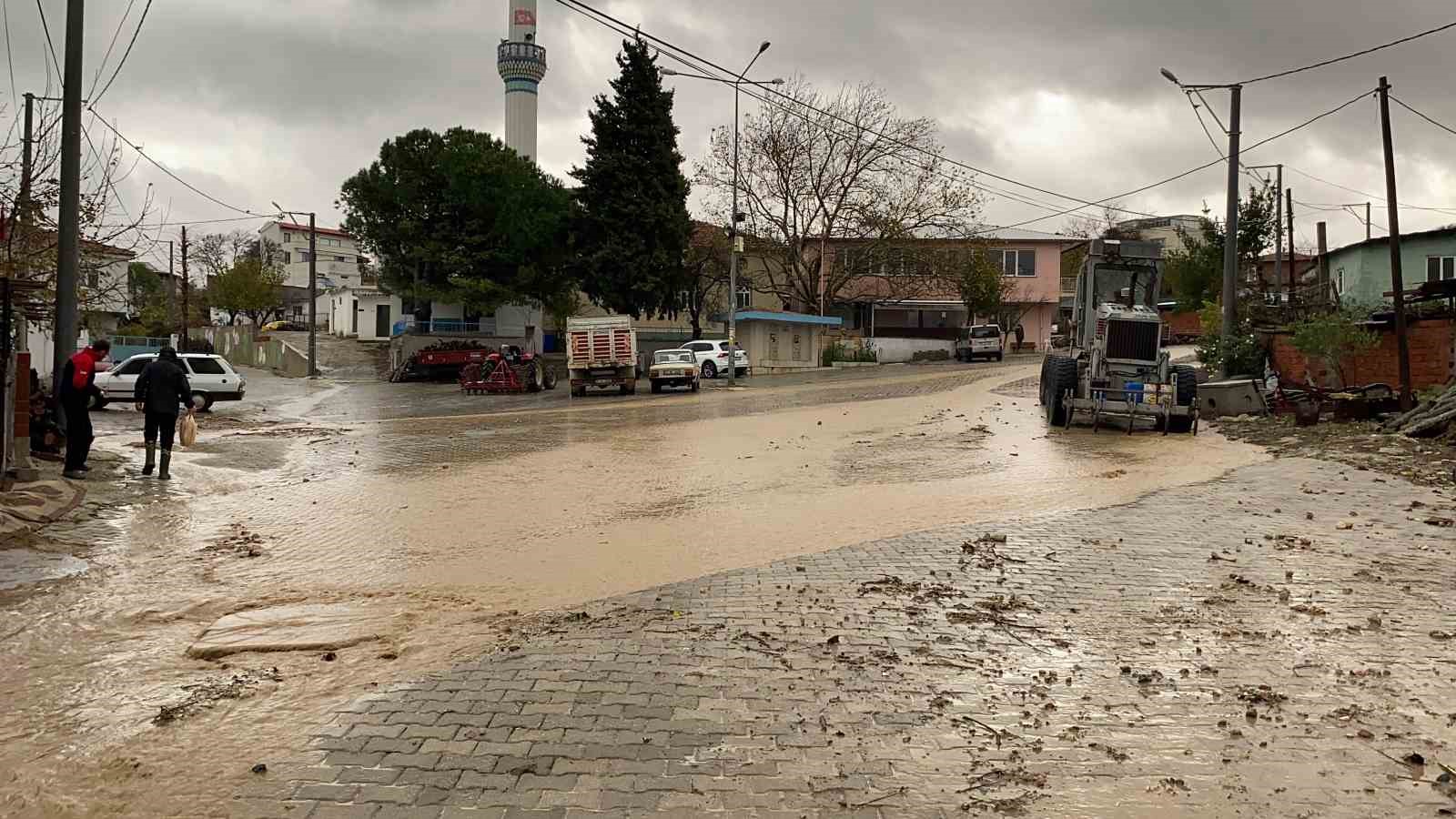 Çanakkale’de dere taştı, otomobil suya gömüldü