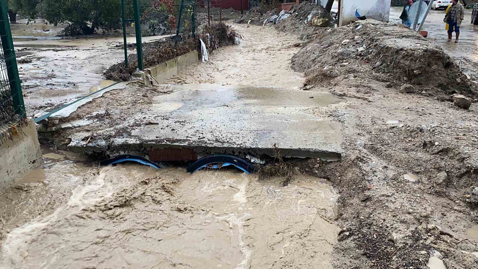 Çanakkale’de dere taştı, otomobil suya gömüldü