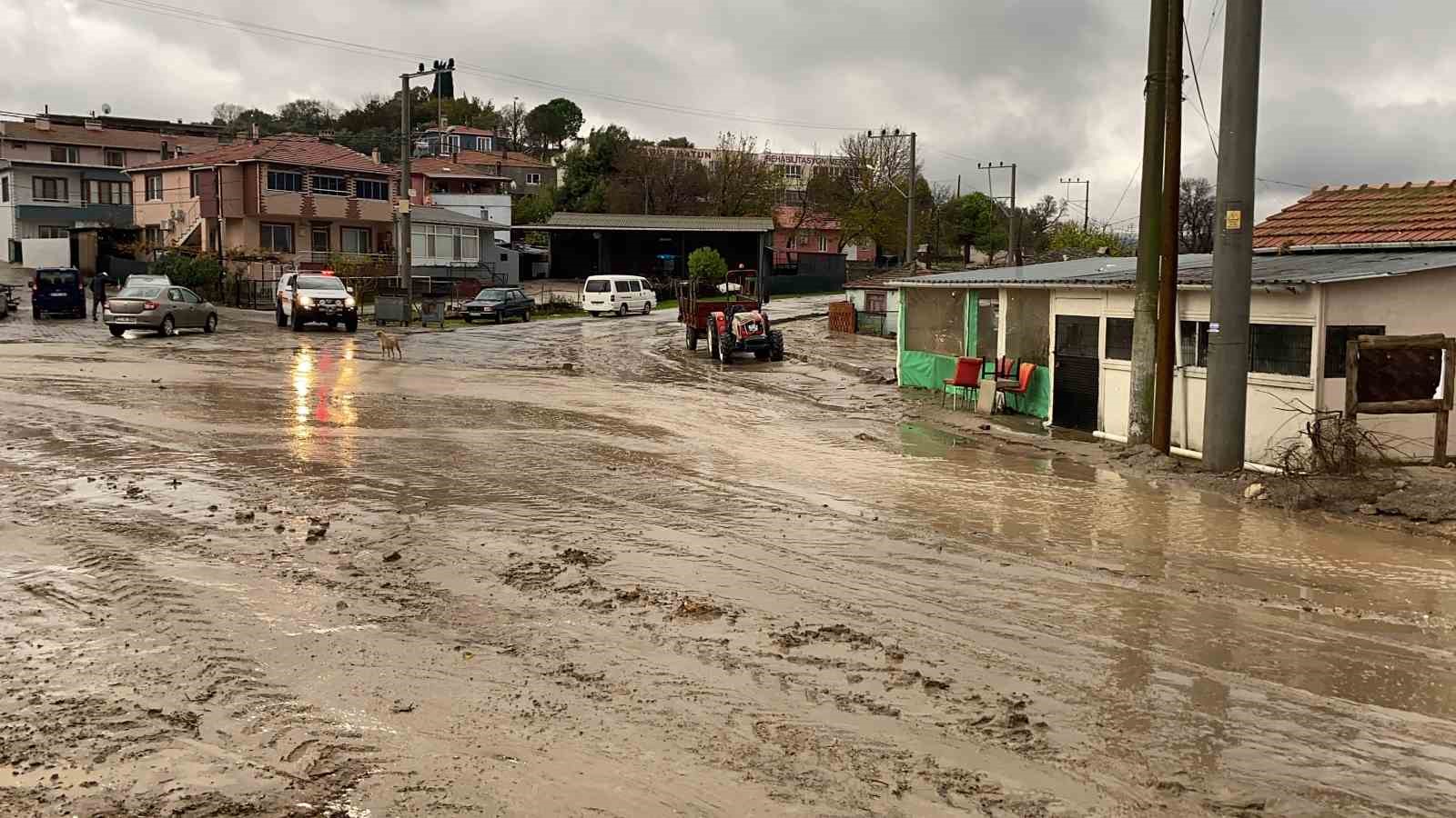 Çanakkale’de dere taştı, otomobil suya gömüldü