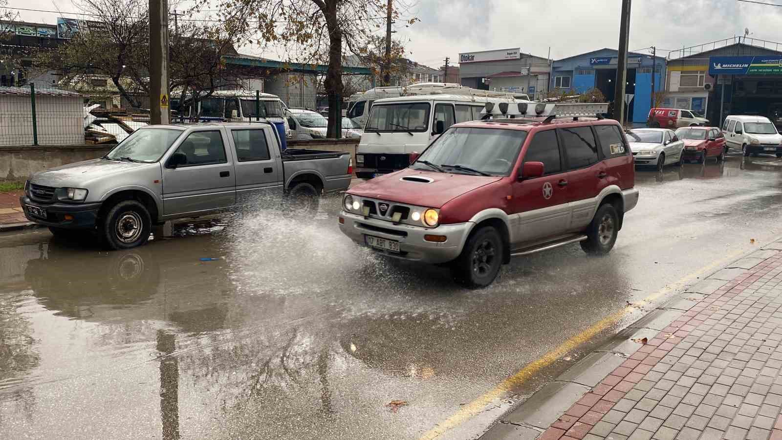 Çanakkale’de dere taştı, otomobil suya gömüldü