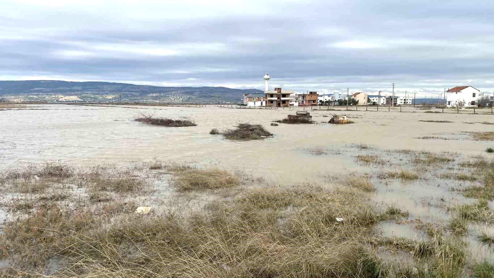 Çanakkale’de sağanak yağış sonrası yazlıklar sular altında