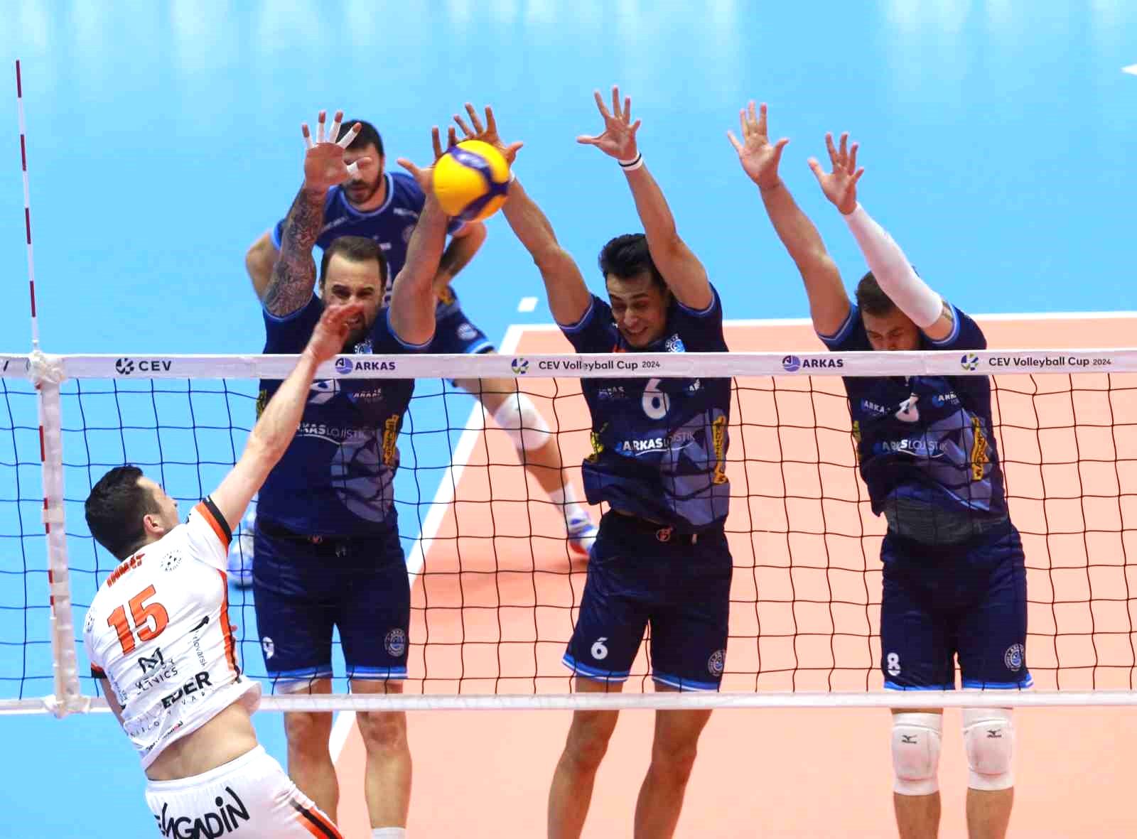 CEV Kupası: Cez Karlovarsko: 2 – Arkas Spor: 3