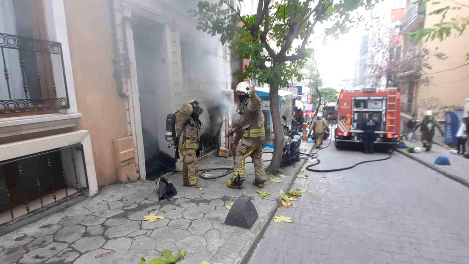 Cihangir’de korkutan yangın