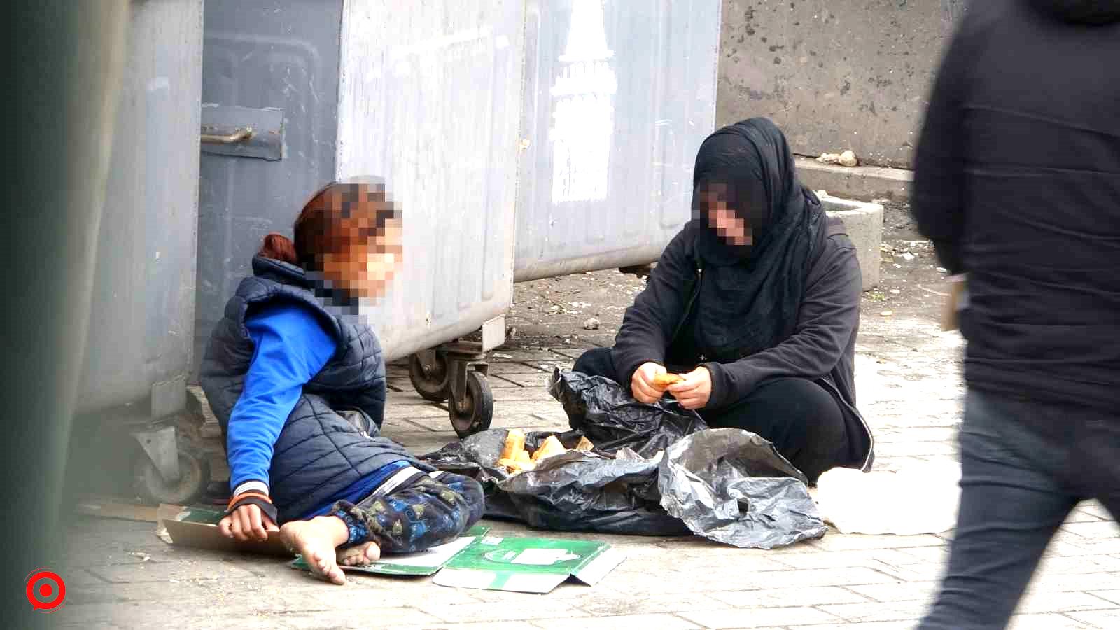 Çöpten yemek yeme numarası yapan dilenciler yakayı ele verdi