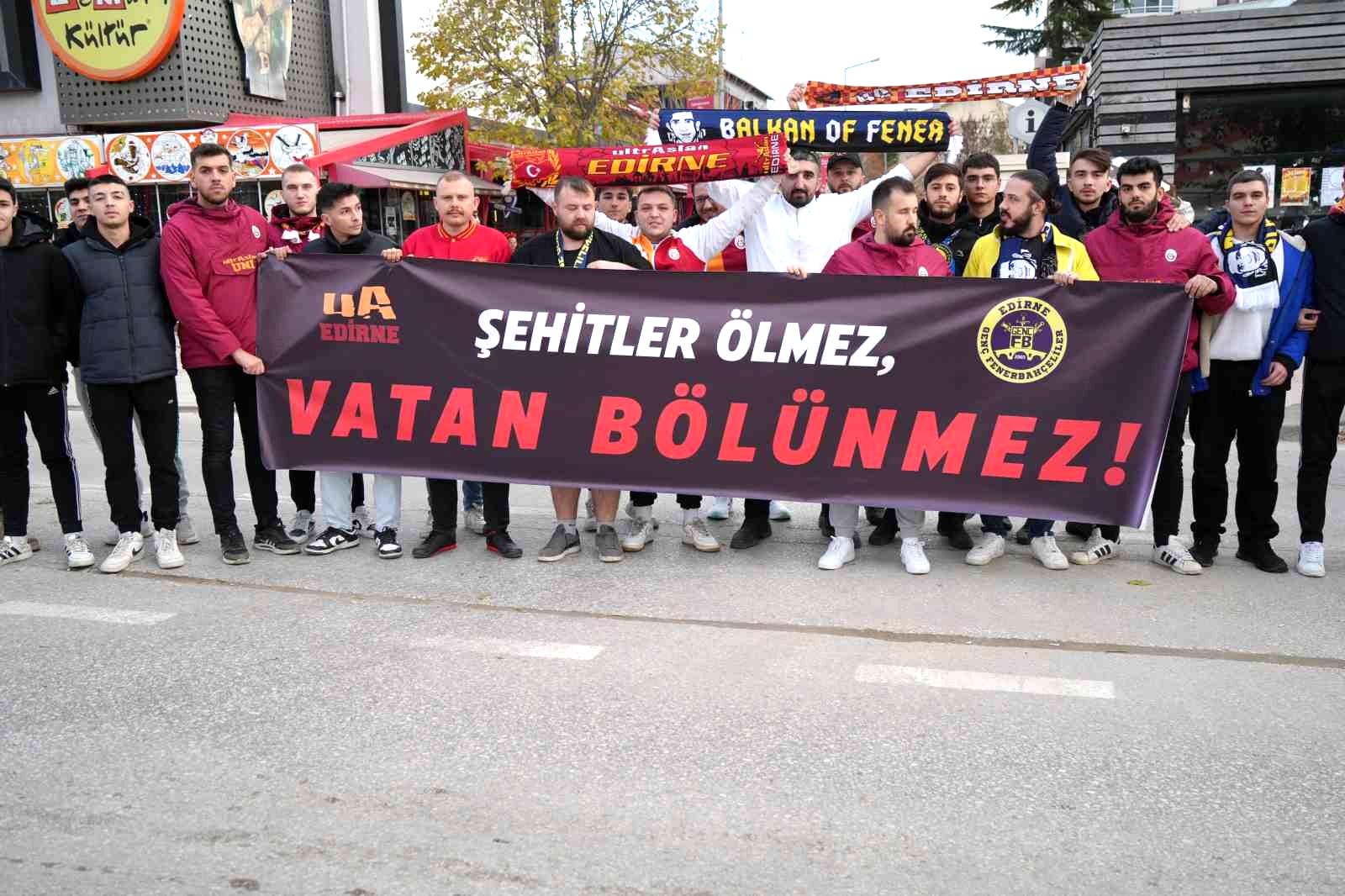 Edirne’de Galatasaray ve Fenerbahçe taraftarları şehitler için pankart açtı