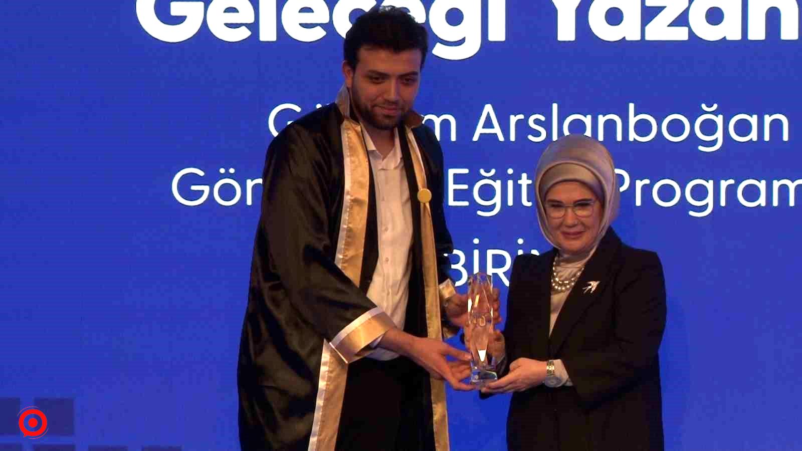 Emine Erdoğan: “Bu vatan, tüm alanlarda ve sınırlarda, gençliğimize emanet”