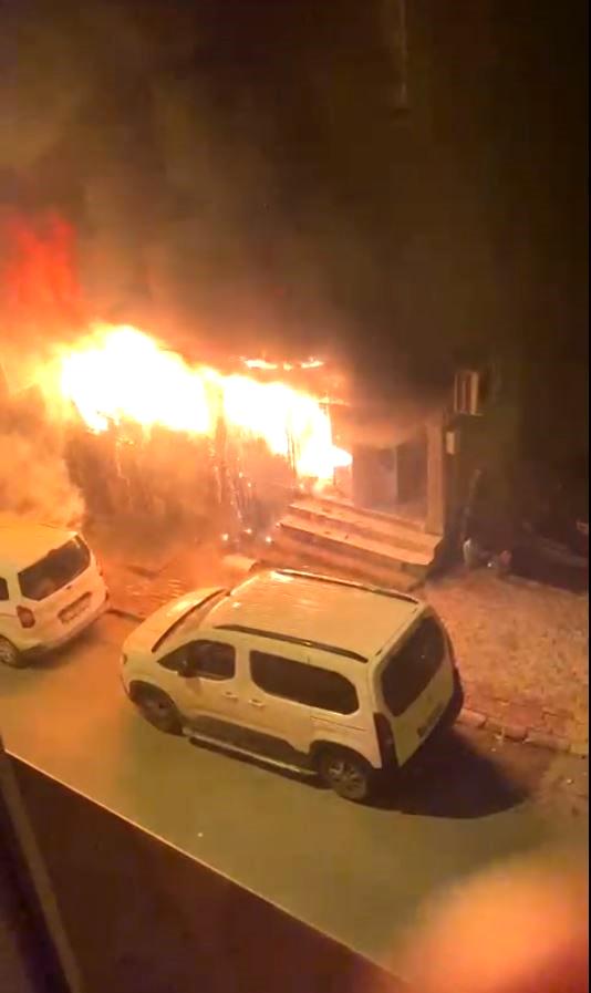 Esenler’deki yangında “imdat” çığlıkları kamerada: Mobilya atölyesinden alevler böyle yükseldi