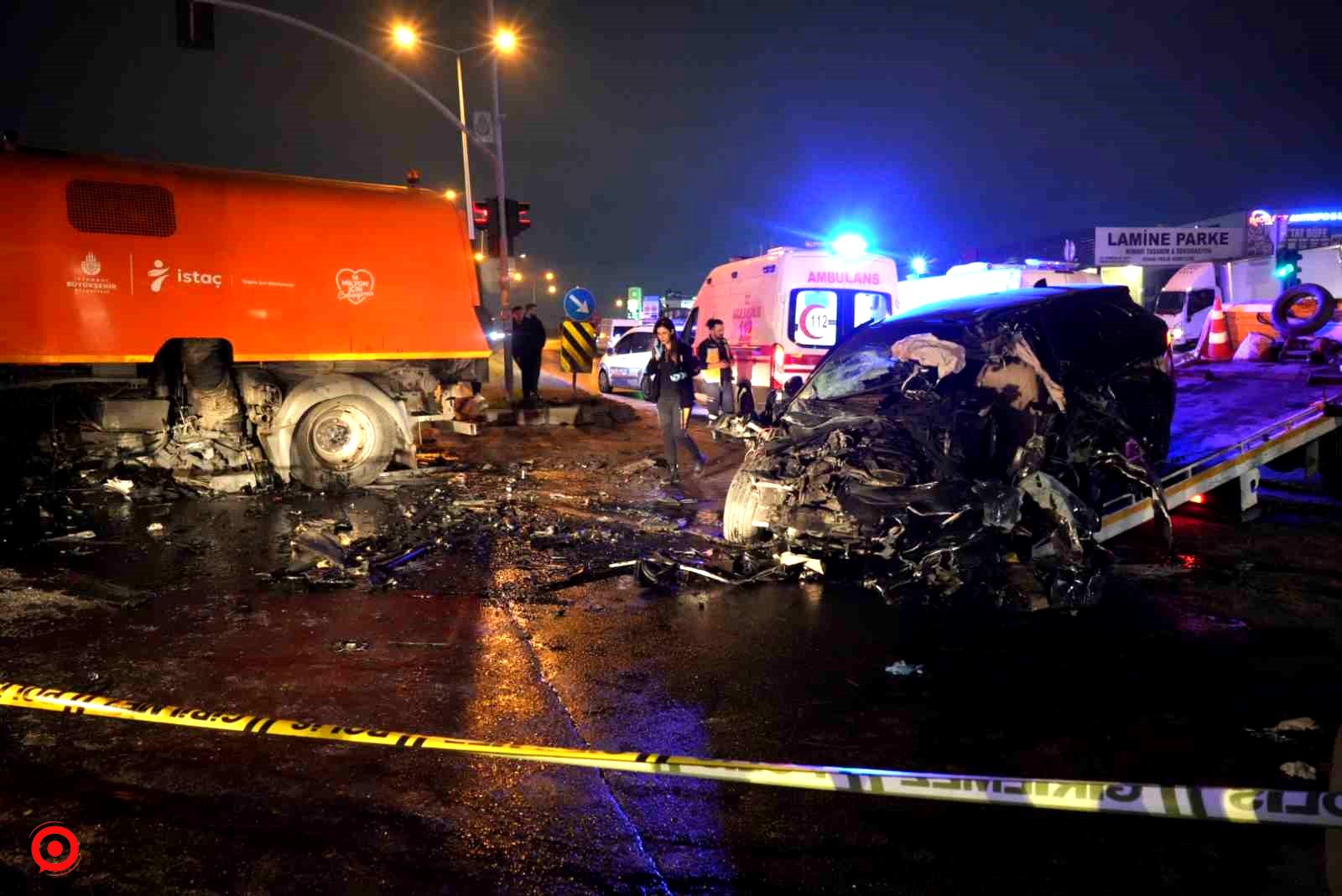 Esenyurt’ta katliam gibi kazada kırmızı ışıkta geçen cip, yol temizleme aracına çarptı: 2 ölü, 2 yaralı