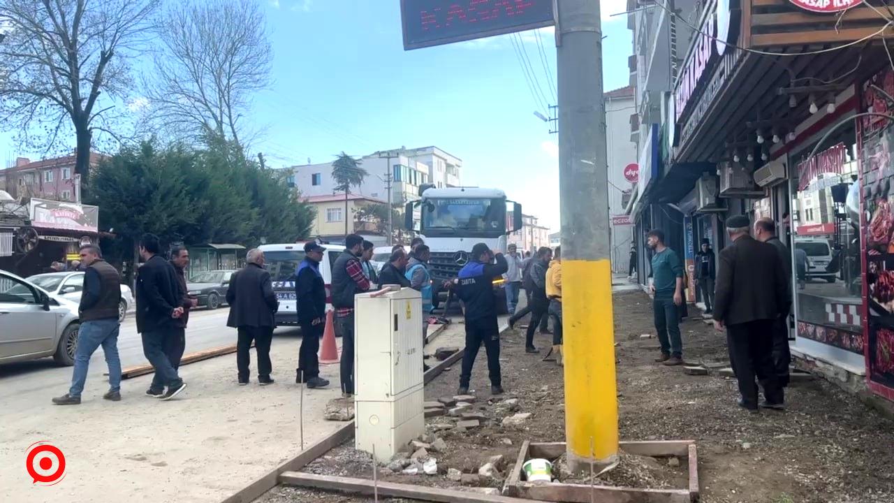 Esnaf ile kaldırım yenileme çalışması yapan işçiler arasında kavga: 2 yaralı