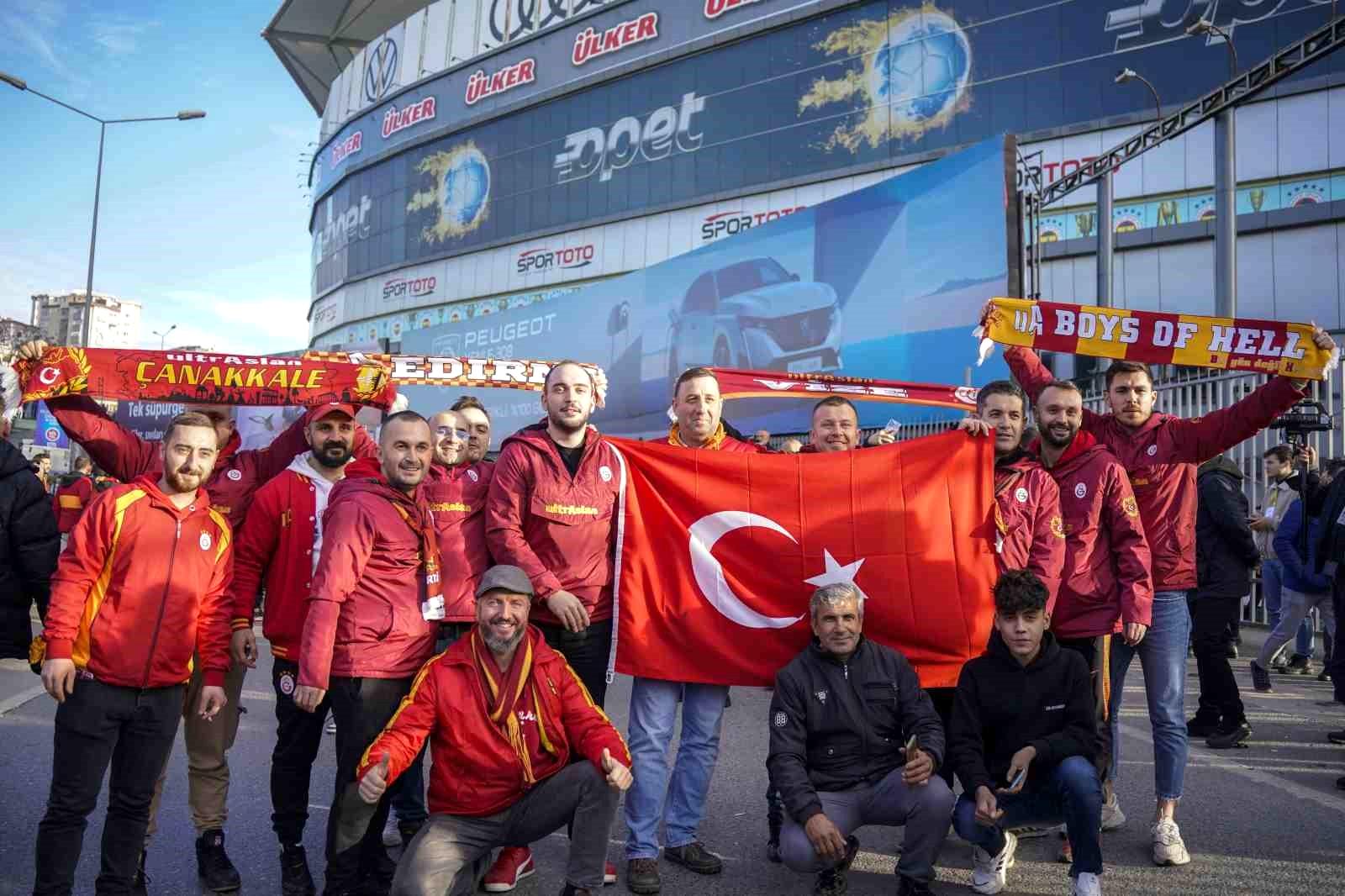 Galatasaray taraftarı stada geldi