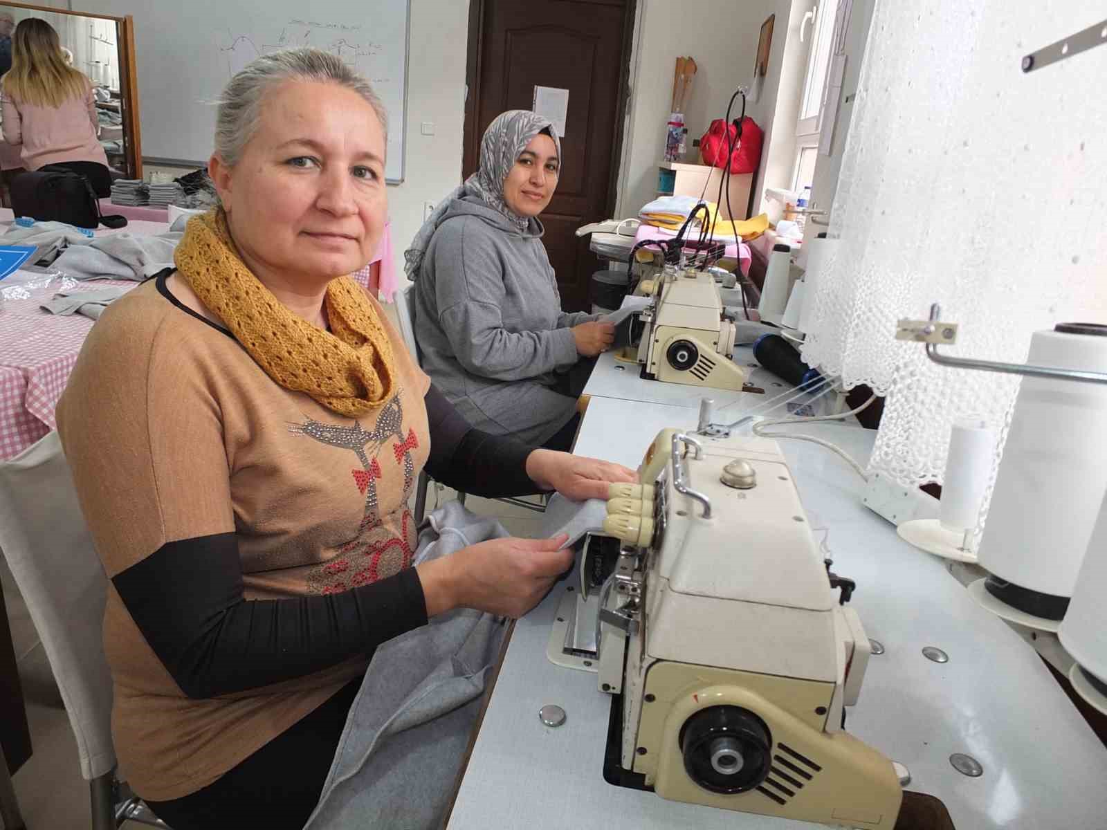 Gazzeli çocuklar üşümesin diye battaniye ve giysi dikiyorlar