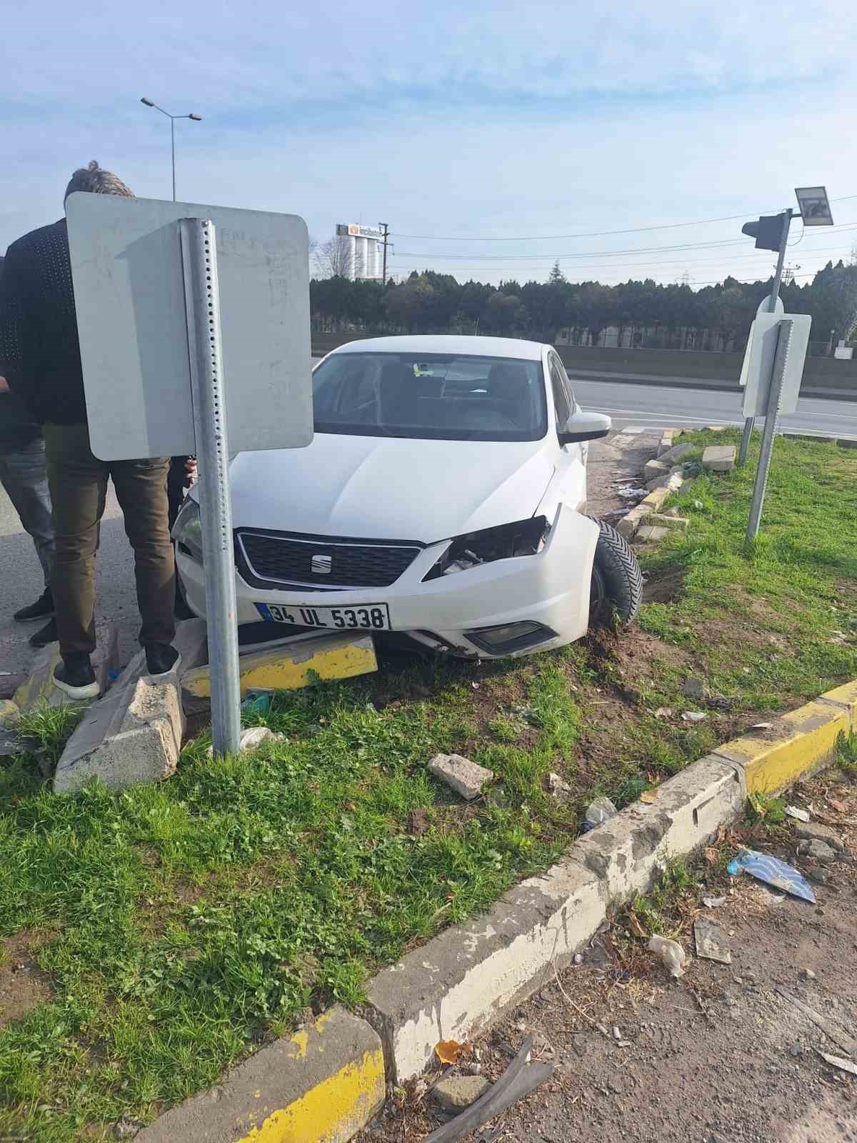 Hastaneye götürdüğü amcası otomobilde fenalaşınca kaza yaptı: 1 ölü, 2 yaralı