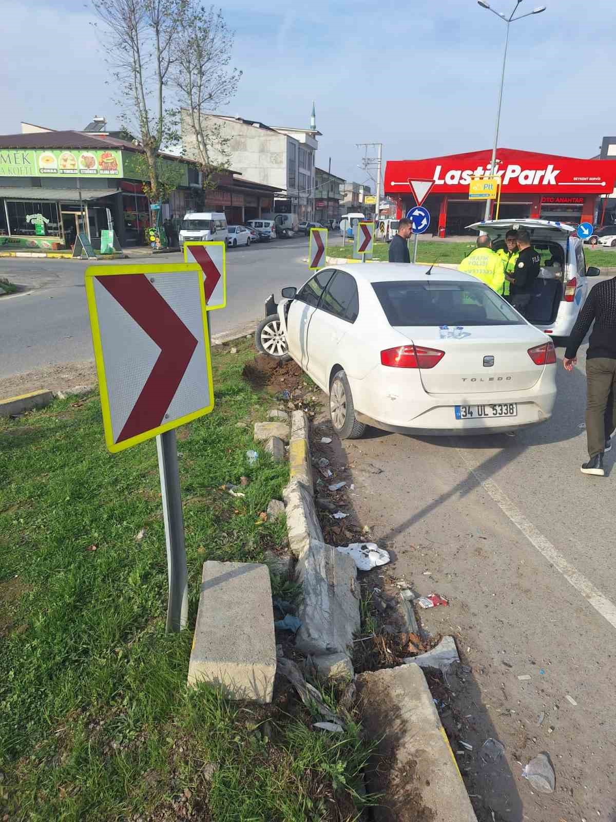 Hastaneye götürdüğü amcası otomobilde fenalaşınca kaza yaptı: 1 ölü, 2 yaralı