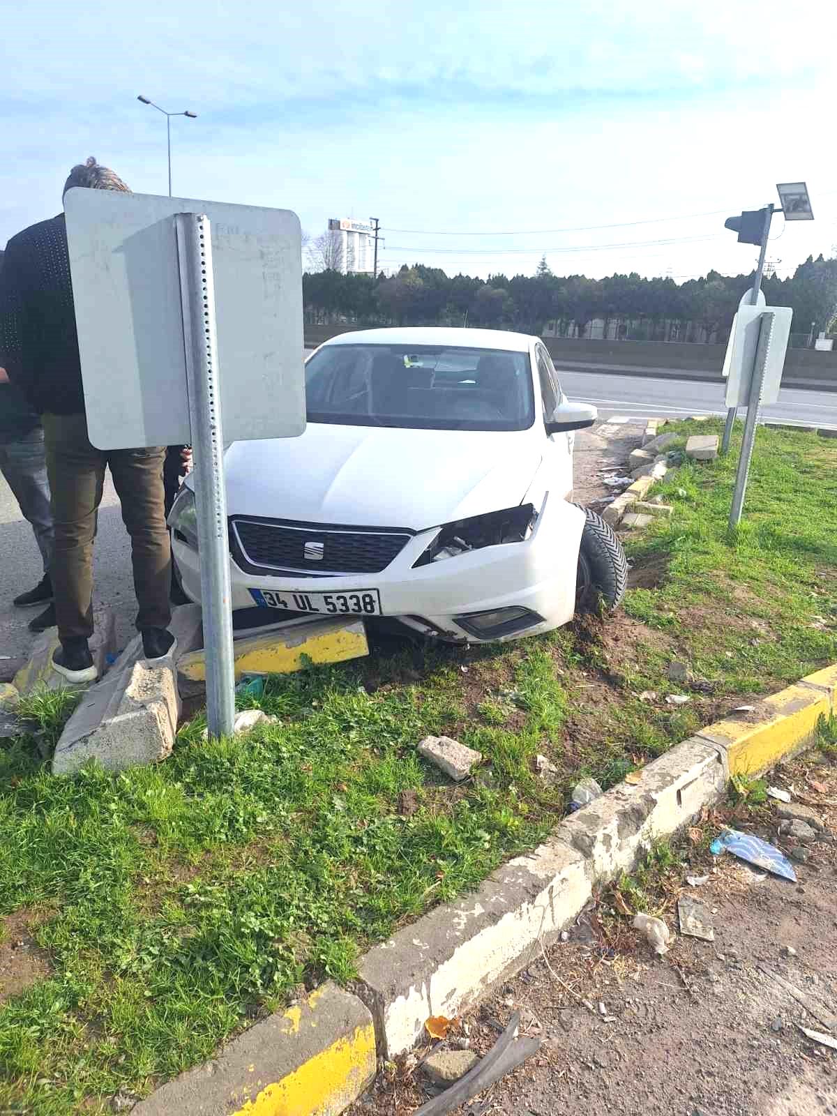 Hastaneye götürdüğü amcası otomobilde fenalaşınca kaza yaptı: 1 ölü, 2 yaralı