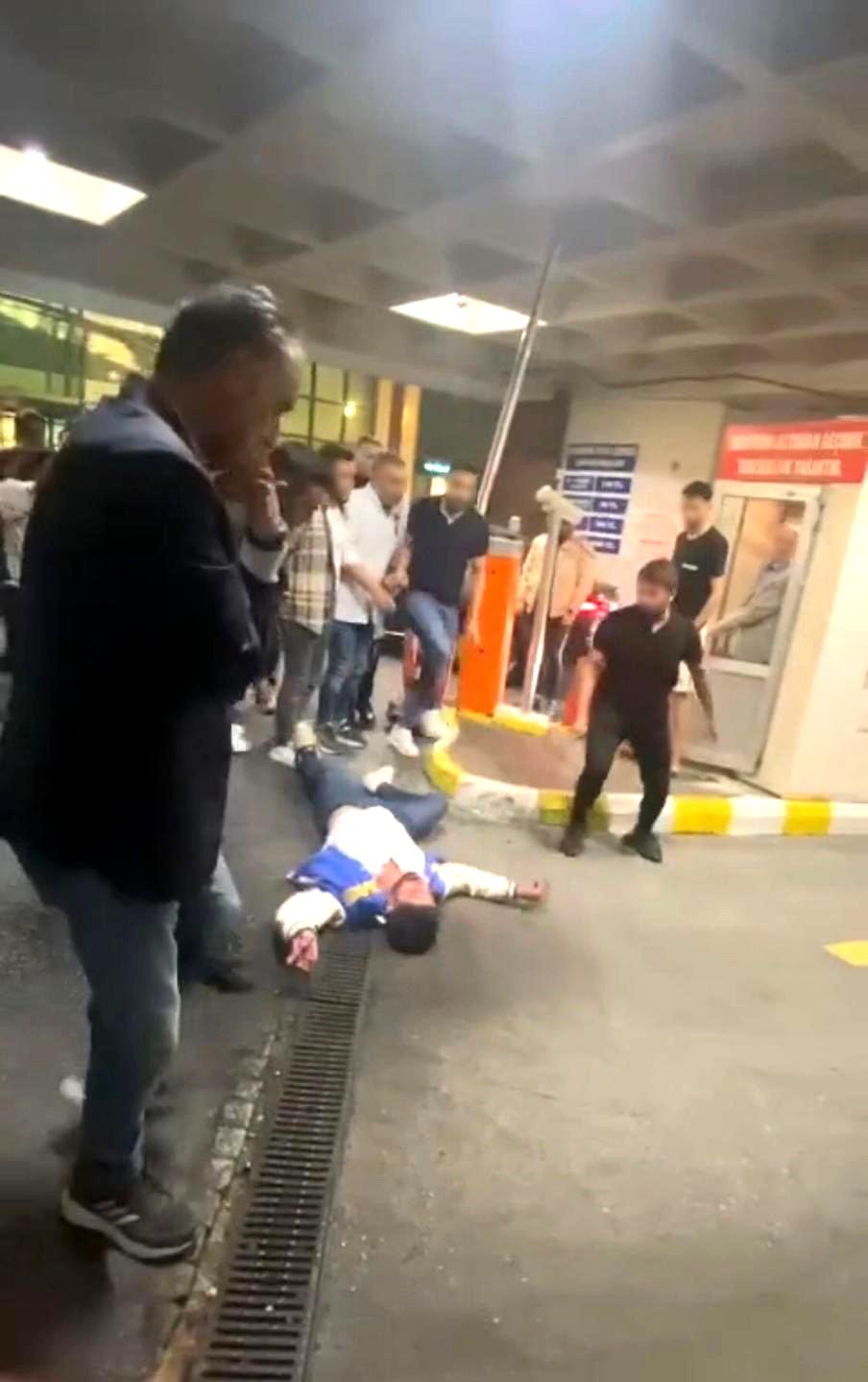 İstanbul’da yaşanan tekme ve yumruklu kavgalar kamerada: Kız arkadaşına laf atan şahısları dövdü