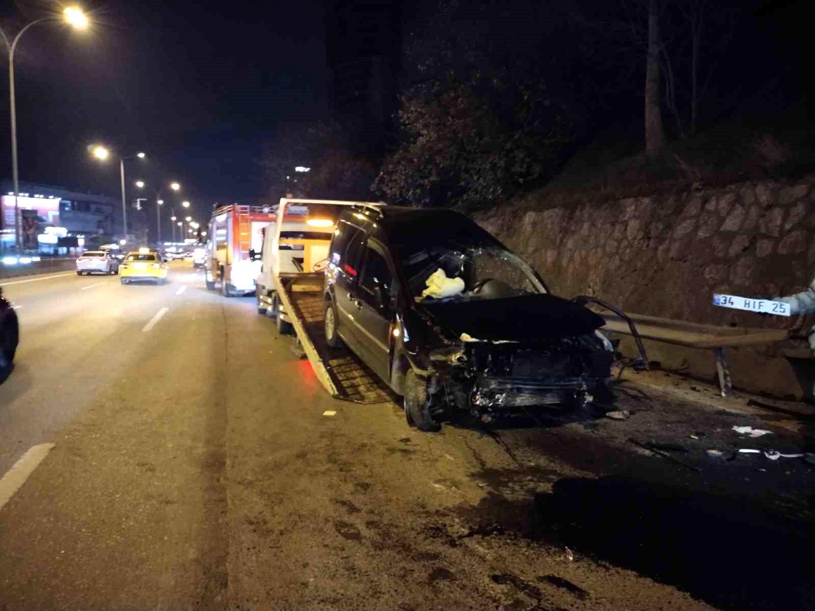 Kadıköy’de kontrolden çıkan otomobil önündeki araca çarpıp bariyere savruldu: 1 yaralı