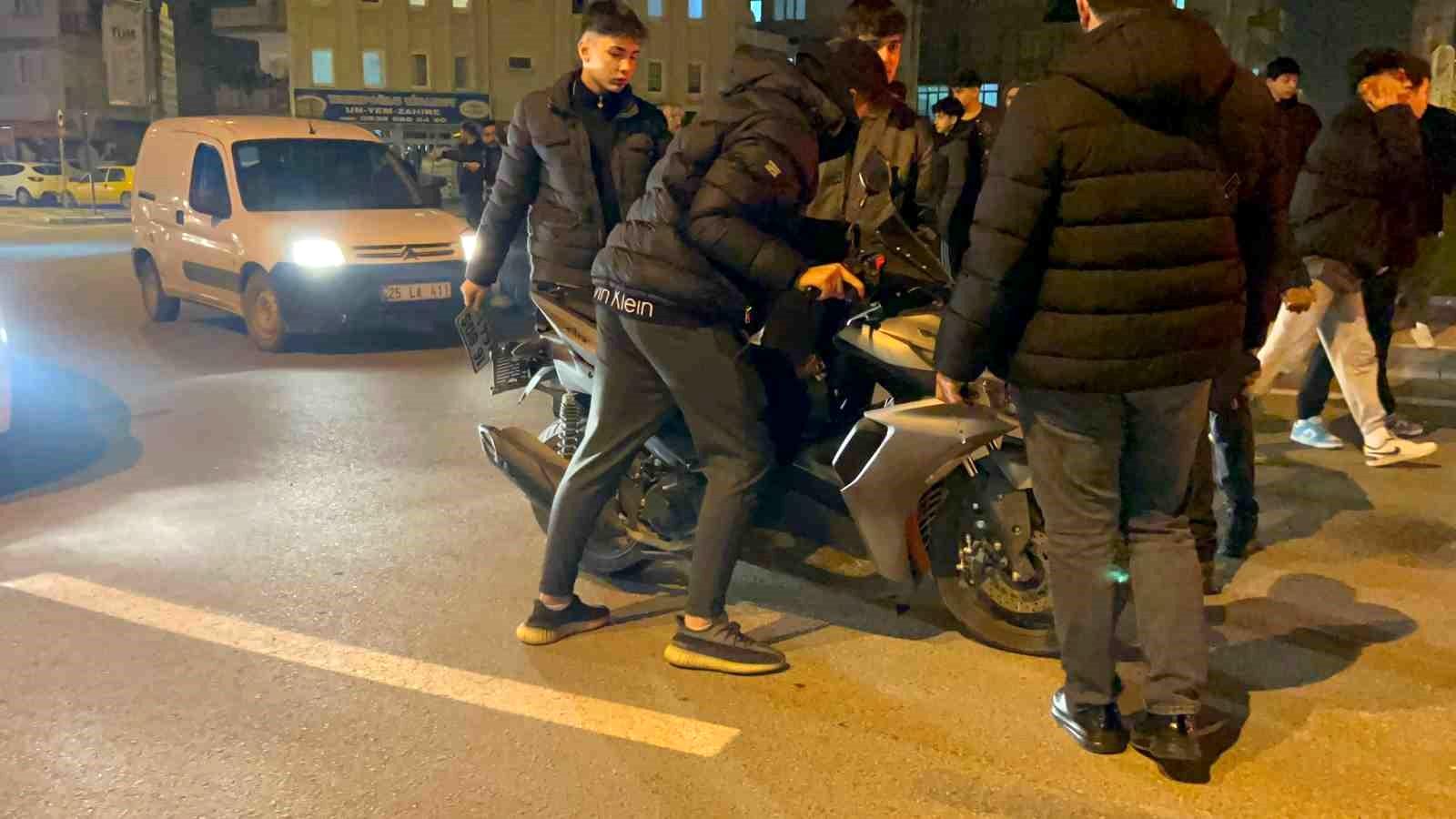 Kamyonetin motosiklete çarptığı kaza kamerada: 2 yaralı