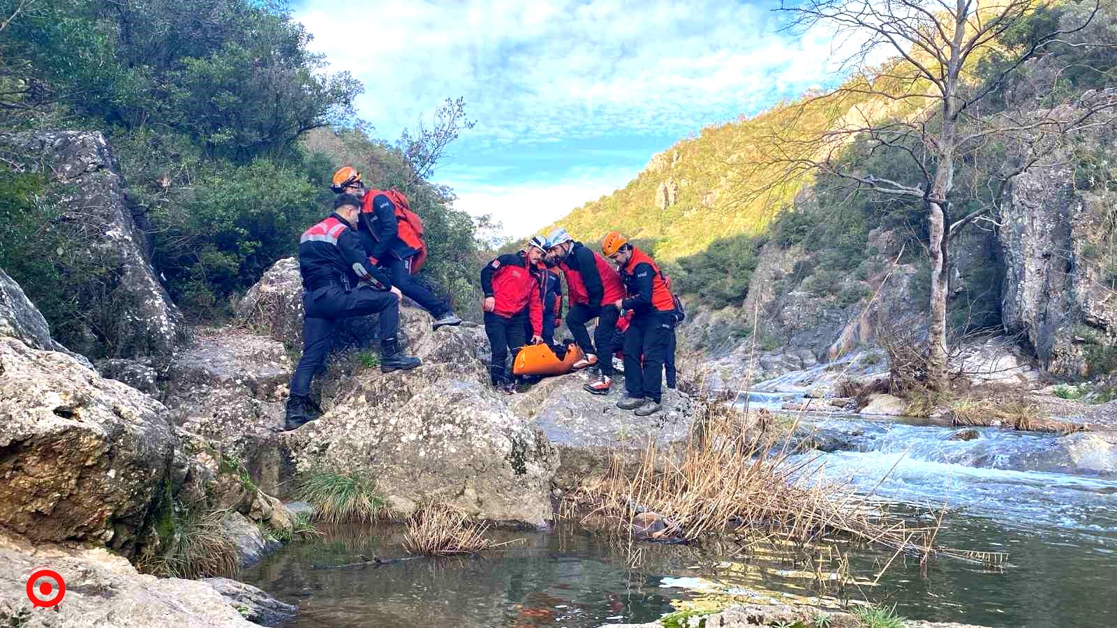 Kanyonda ailesiyle gezerken düşen şahıs 2 saatte kurtarıldı