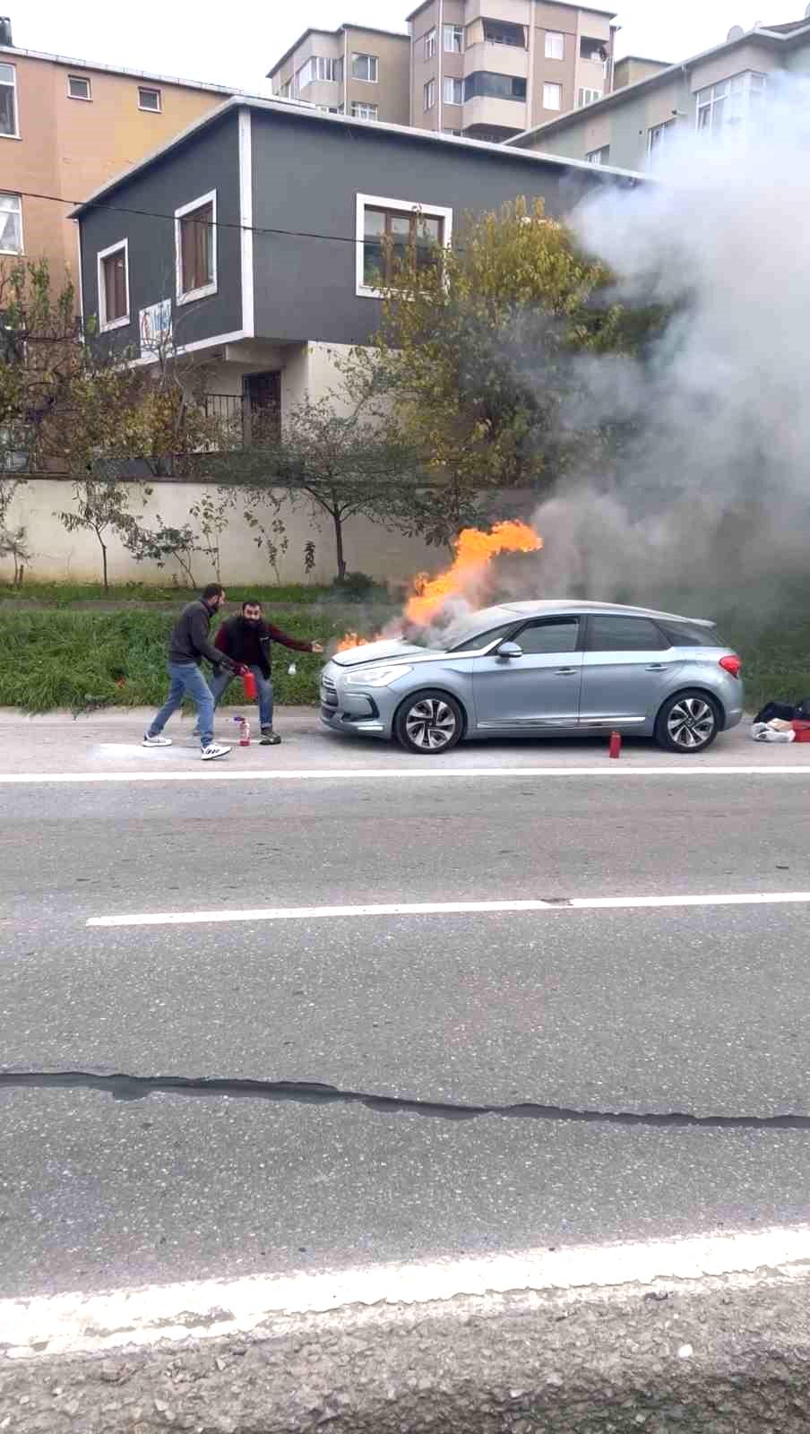 Kartal’da yanan aracı söndürmek için vatandaşlar seferber oldu