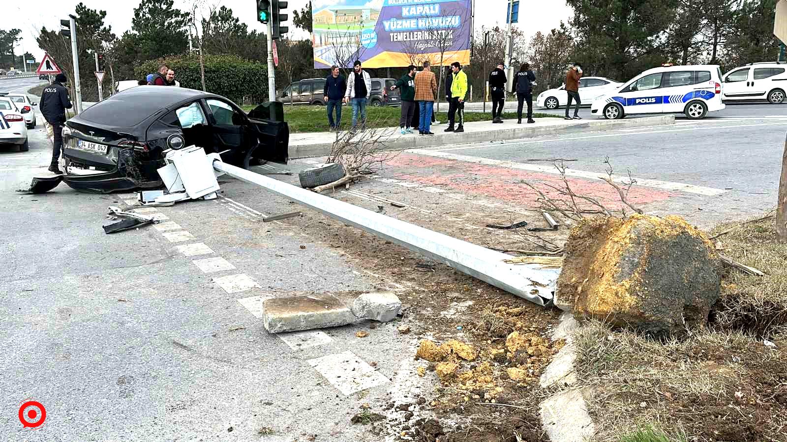 Kırmızı ışıkta geçtiği iddia edilen Tesla sürücüsü önce minibüse sonra KGYS direğine çarptı: 1 yaralı