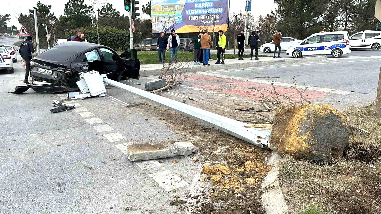 Kırmızı ışıkta geçtiği iddia edilen Tesla sürücüsü önce minibüse sonra KGYS direğine çarptı: 1 yaralı