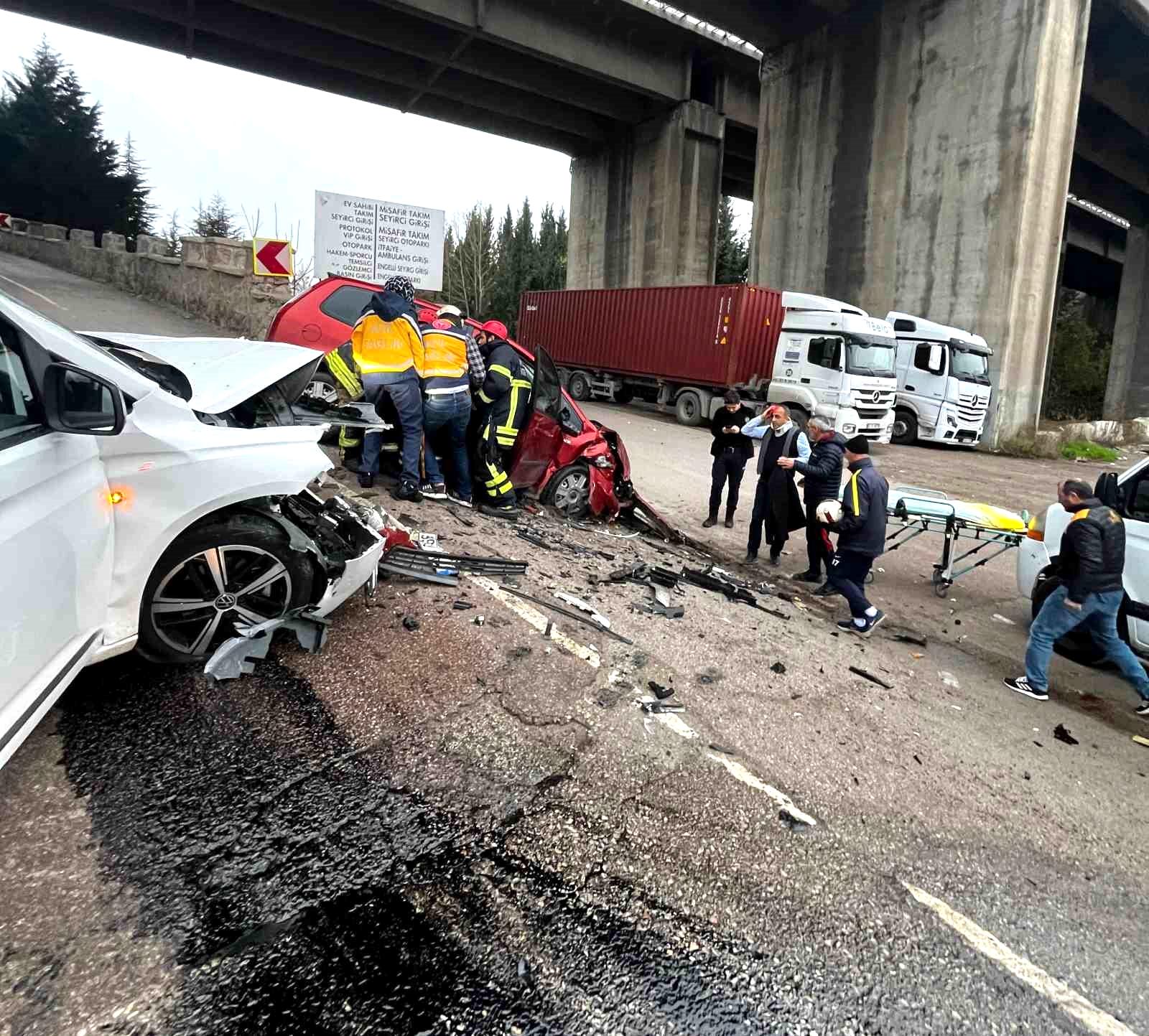 Kocaeli’de 2 araç kafa kafaya çarpıştı: 3 yaralı