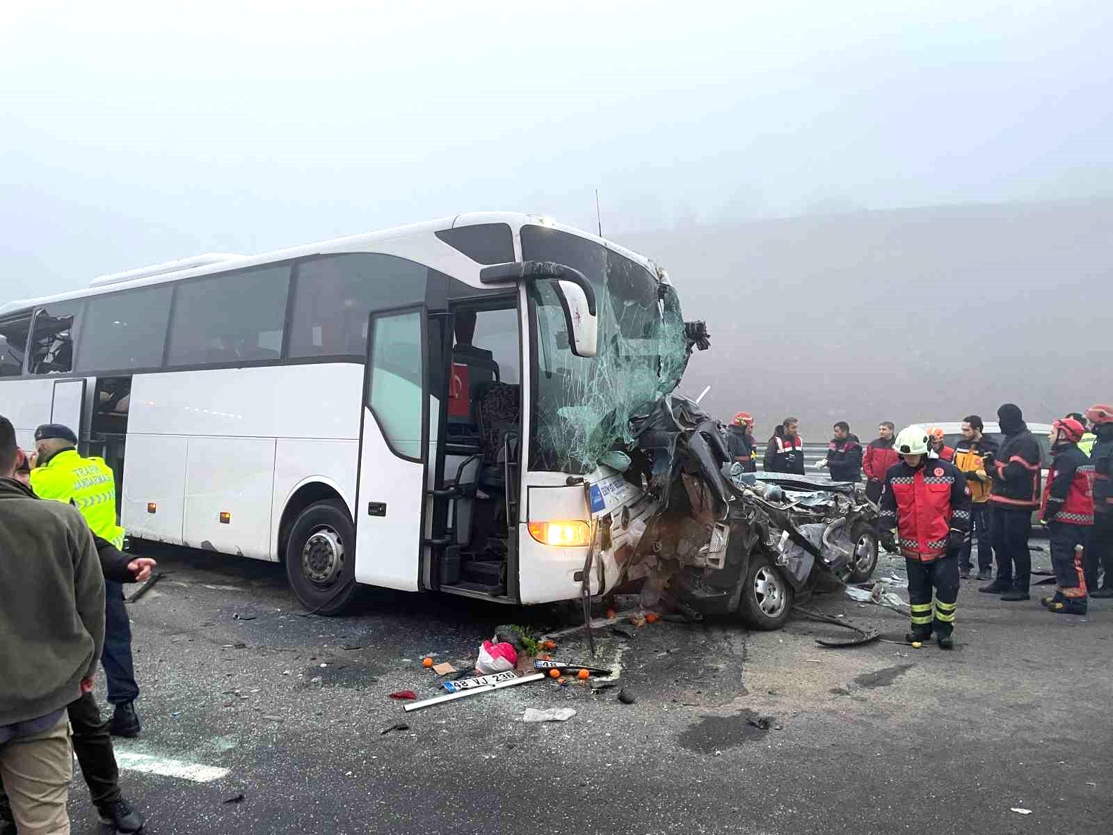 Kuzey Marmara Otoyolu Sakarya geçişinde 3 otobüsün karıştığı zincirleme kazada 10 kişi öldü, 54 kişi yaralandı