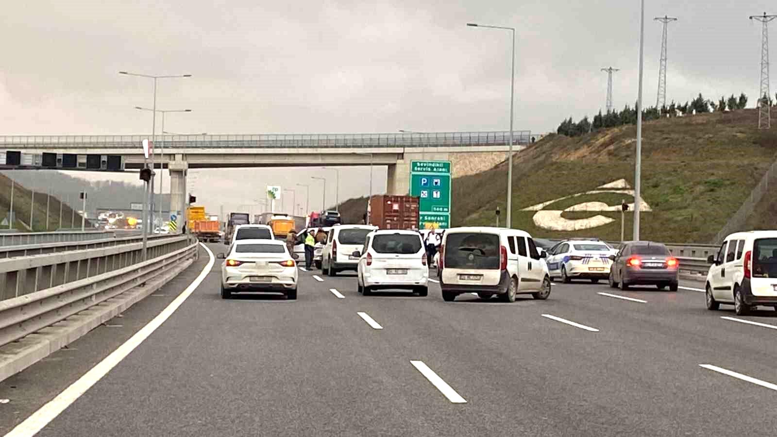 Kuzey Marmara Otoyolu’nda bir kişi tır şoförünü rehin aldı, ikna çabaları sürüyor