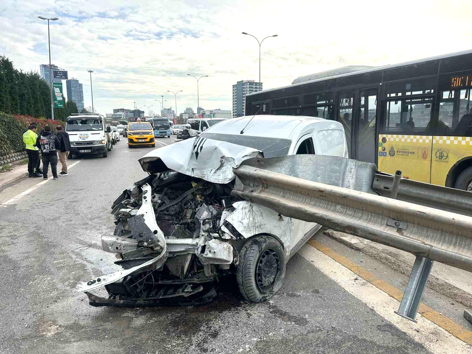 Maltepe E 5’te araç bariyerlere girdi: 2 yaralı