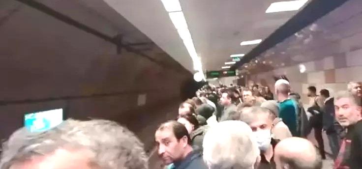 Metroda meydana gelen arıza yolcuları isyan ettirdi